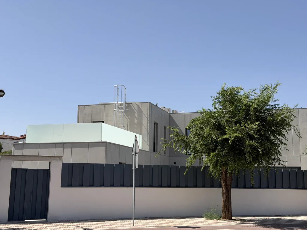 Cerramiento de vivienda en hormigón prefabricado con lamas verticales — Los Cahices, Granada