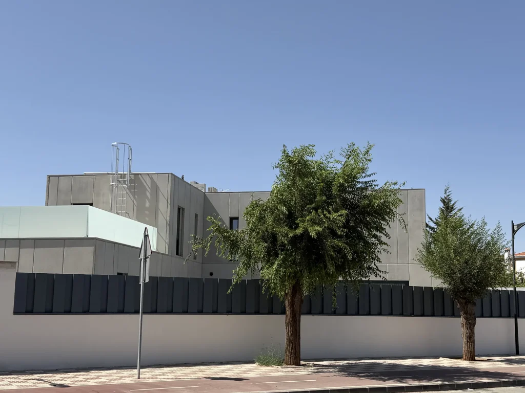 Cerramiento de vivienda en hormigón prefabricado con lamas verticales — Los Cahices, Granada