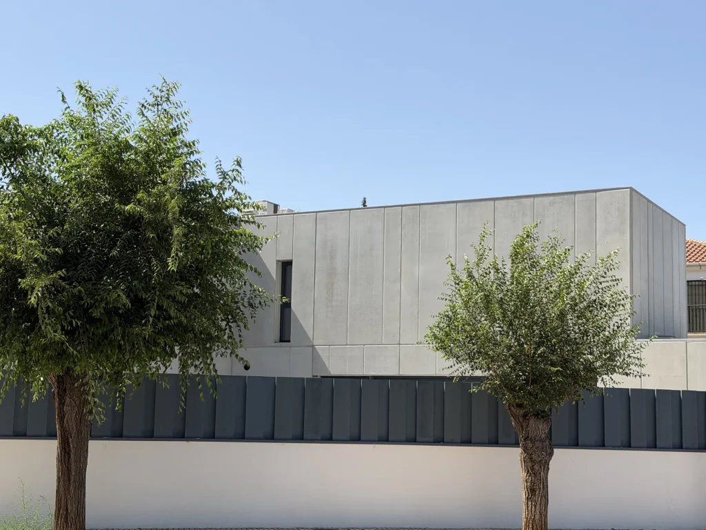 Cerramiento de vivienda en hormigón prefabricado con lamas verticales — Los Cahices, Granada