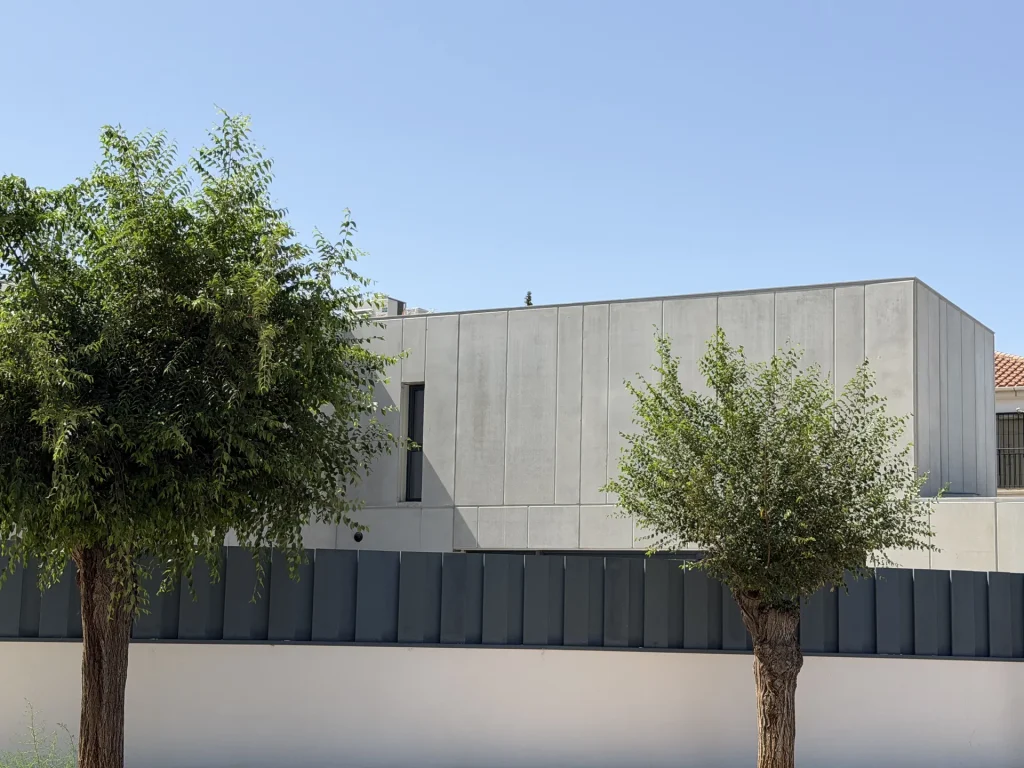 Cerramiento de vivienda en hormigón prefabricado con lamas verticales — Los Cahices, Granada