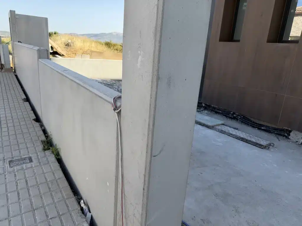 Fachada de vivienda en panel de hormigón prefabricado con celosía de madera — Los Cahices, Granada