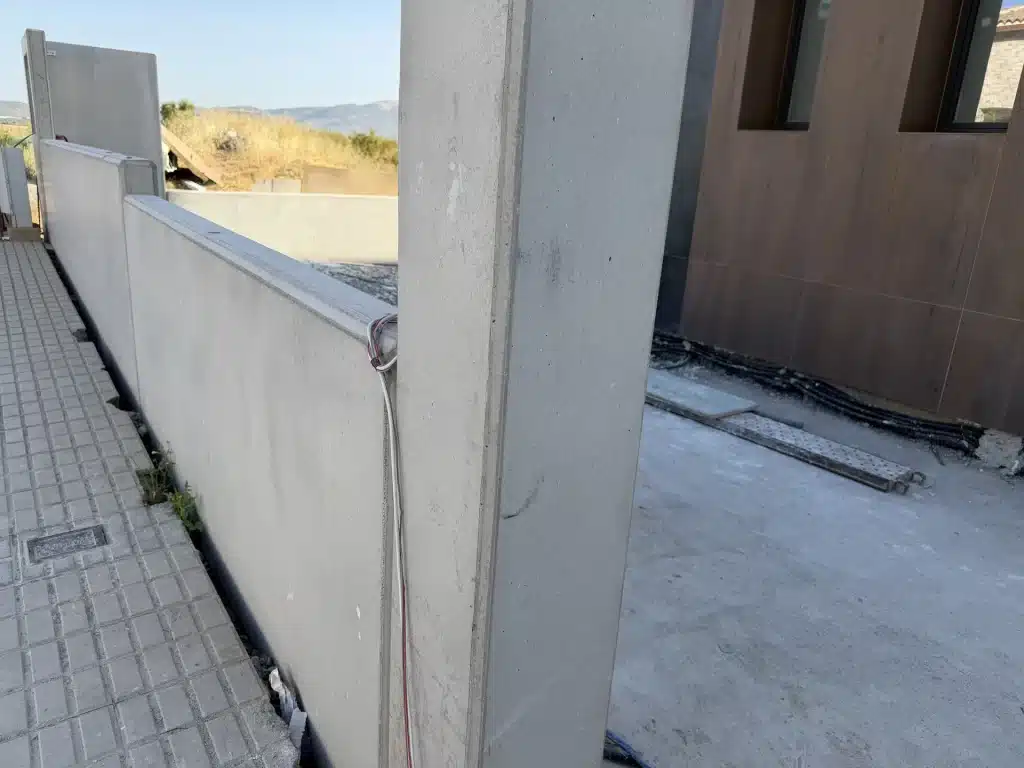 Fachada de vivienda en panel de hormigón prefabricado con celosía de madera — Los Cahices, Granada