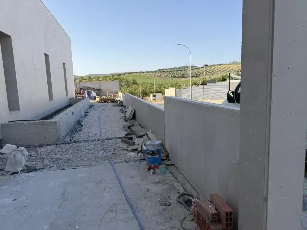 Fachada de vivienda en panel de hormigón prefabricado con celosía de madera — Los Cahices, Granada