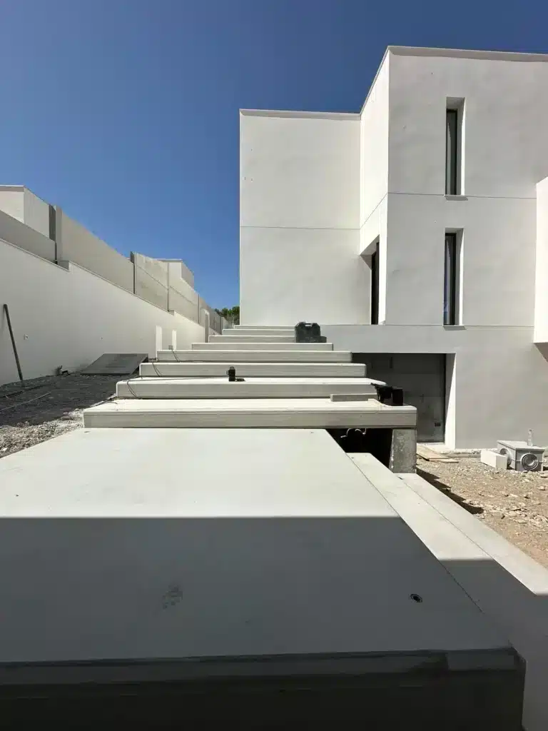 Vivienda unifamiliar de hormigón prefabricado con escalera exterior — Los Cahices, Granada