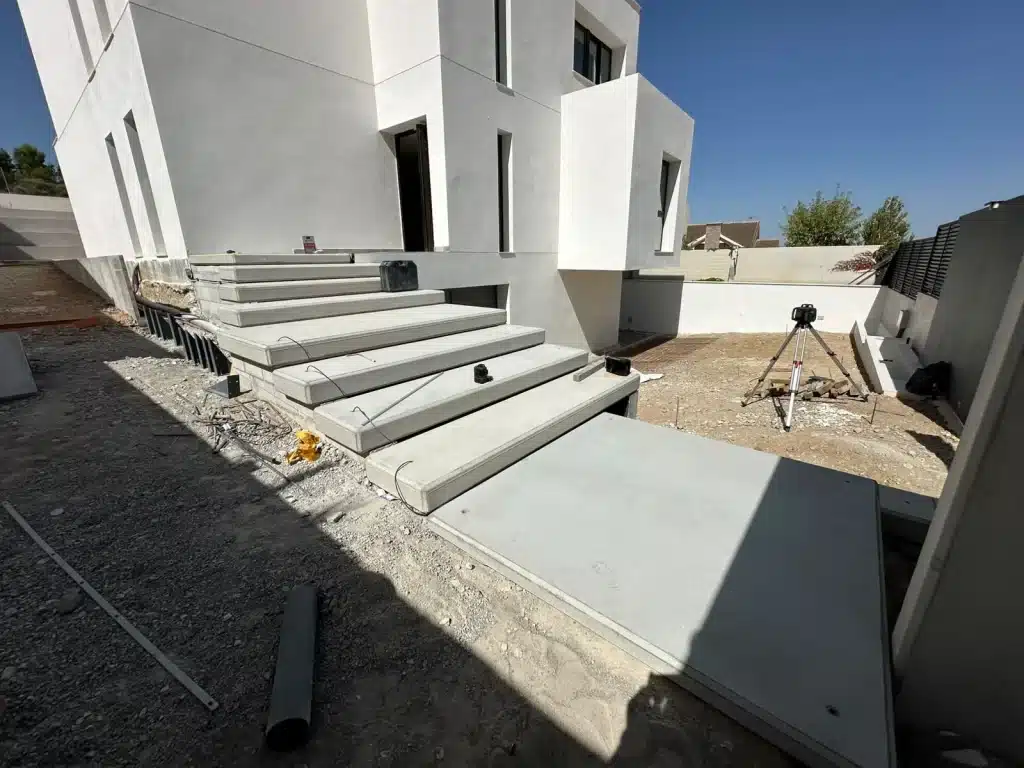 Vivienda unifamiliar de hormigón prefabricado con escalera exterior — Los Cahices, Granada
