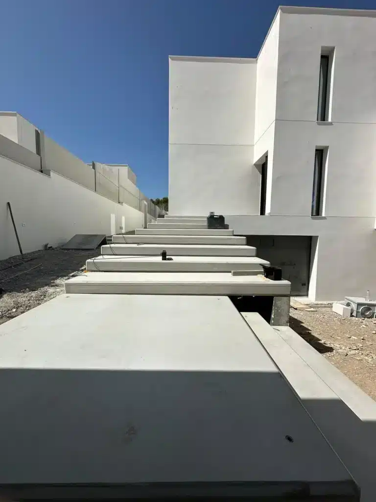 Vivienda unifamiliar de hormigón prefabricado con escalera exterior — Los Cahices, Granada