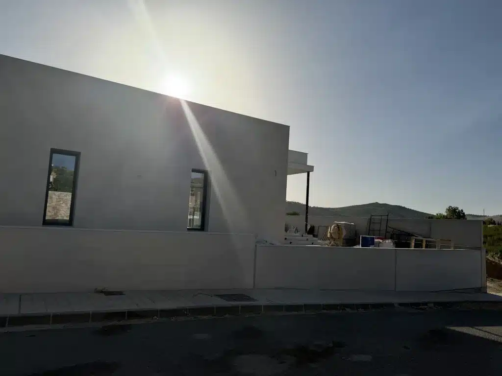 Vivienda unifamiliar de hormigón prefabricado con escalera exterior — Los Cahices, Granada