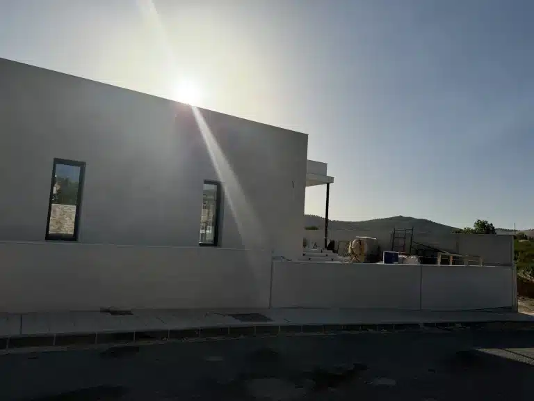 Vivienda unifamiliar de hormigón prefabricado con escalera exterior — Los Cahices, Granada