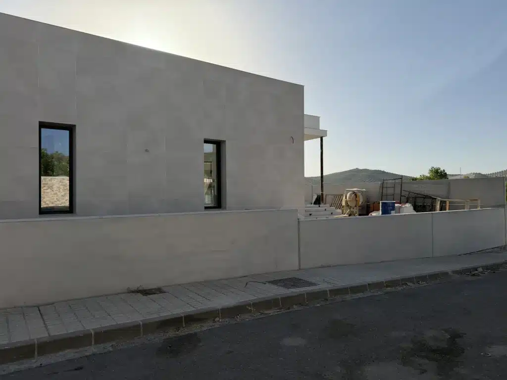 Vivienda unifamiliar de hormigón prefabricado con escalera exterior — Los Cahices, Granada