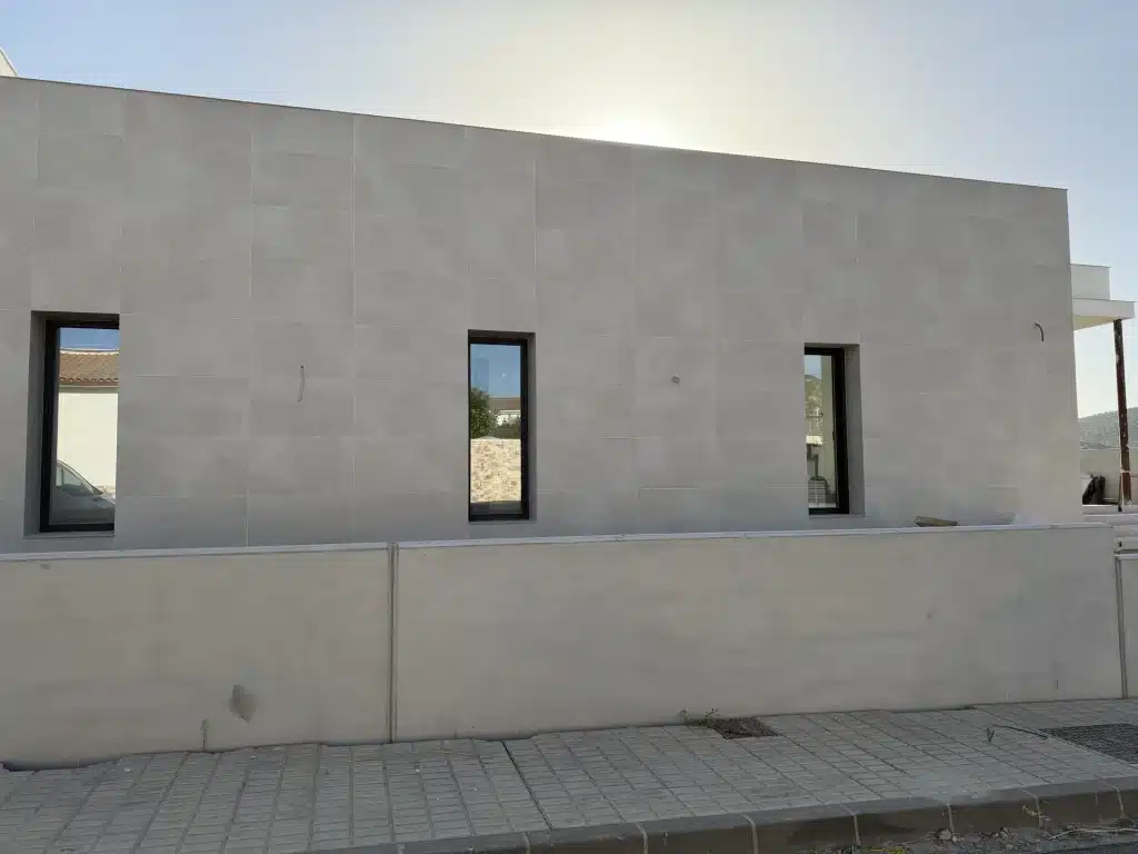 Vivienda unifamiliar de hormigón prefabricado con escalera exterior — Los Cahices, Granada