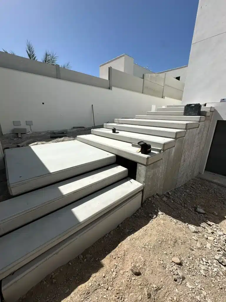 Vivienda unifamiliar de hormigón prefabricado con escalera exterior — Los Cahices, Granada