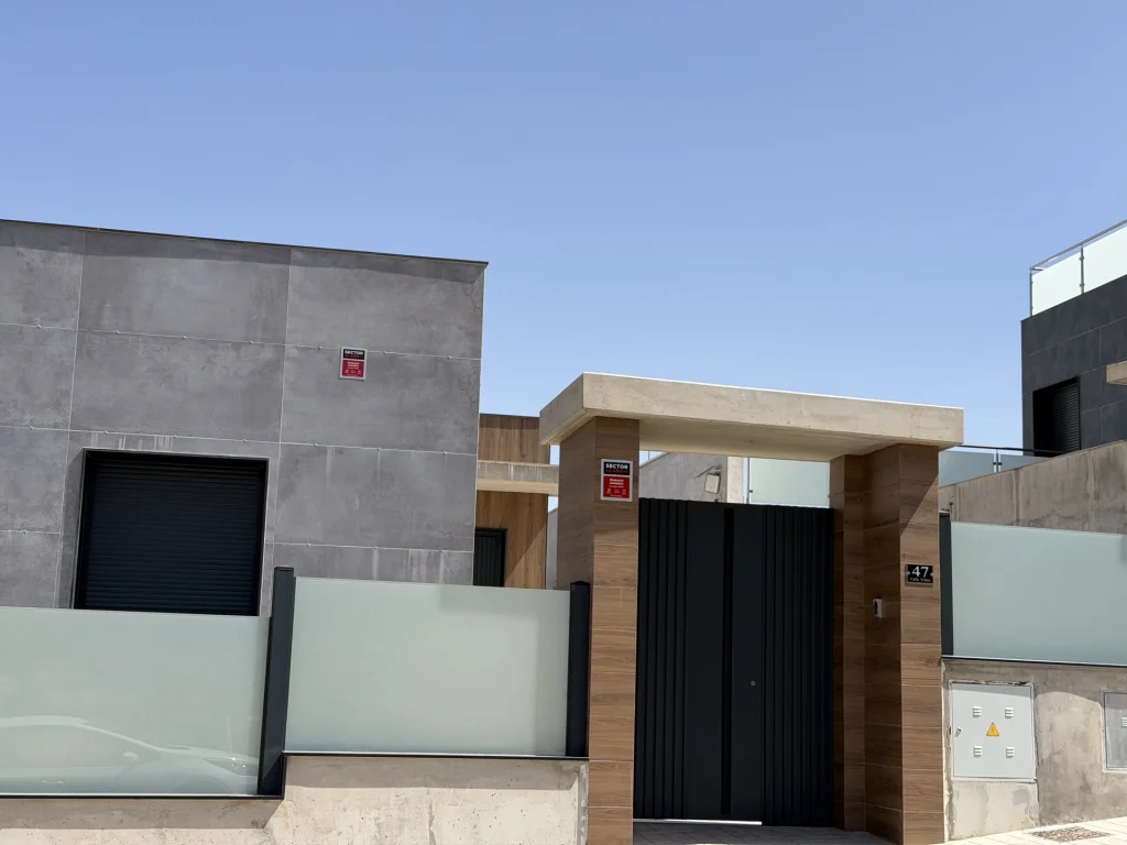 Cerramiento de hormigón prefabricado y vidrio en viviendas adosadas — Los Cahices, Granada