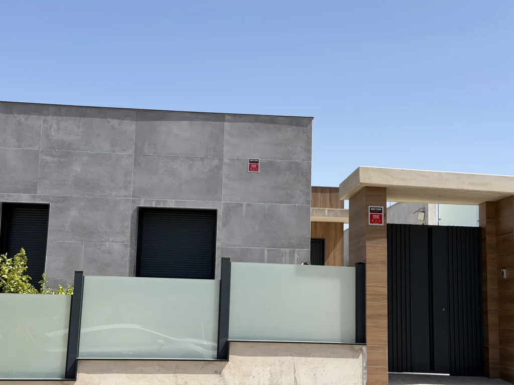 Cerramiento de hormigón prefabricado y vidrio en viviendas adosadas — Los Cahices, Granada