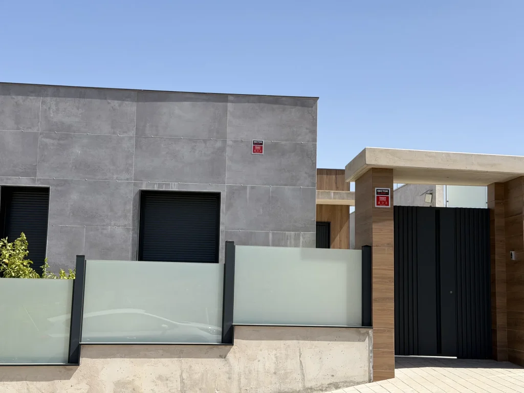 Cerramiento de hormigón prefabricado y vidrio en viviendas adosadas — Los Cahices, Granada